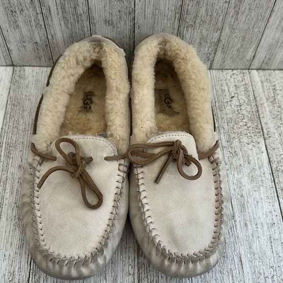 UGG Leather Dakota Moccasins Cream Ivory Slip On Slippers Sheepskin
Size 8 - Picture 5 of 8